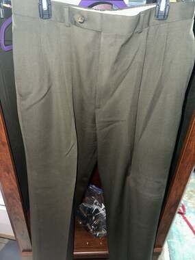 Vintage Corbin Ltd. Men's Olive Green 100% Pure Wool Pleated Dress Pants